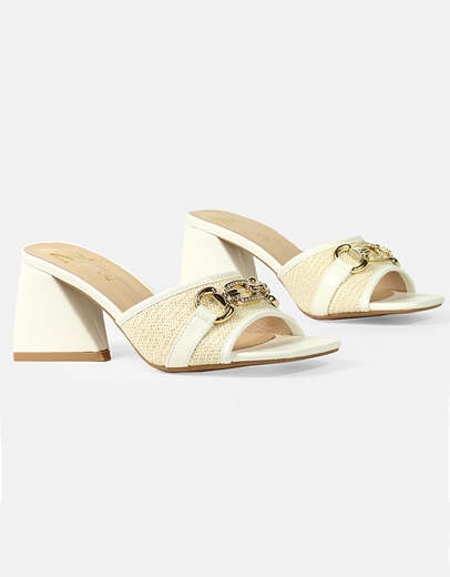 Εικόνα της Mules σε καρέ γραμμή με ψάθινη φάσα και αγκράφα Λευκό