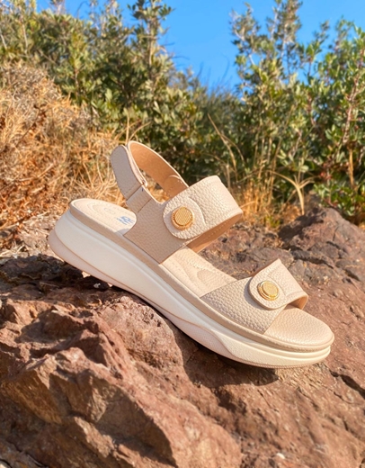 Εικόνα της Comfort γυναικεία σανδάλια με φάσες και διακοσμητικά στοιχεία Μπεζ