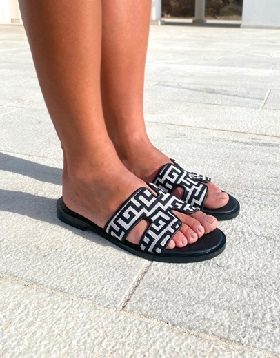 Εικόνα της Σανδάλια flat Ελληνικής κατασκευής με μοτίβο μαιάνδρου Μαύρο