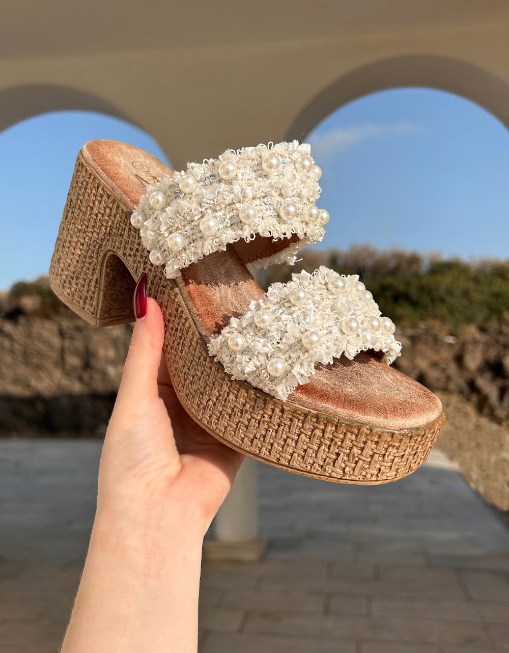Εικόνα από Boho mules με διπλή φάσα από πέρλες Λευκό