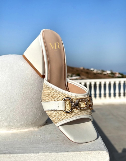 Εικόνα της Mules σε καρέ γραμμή με ψάθινη φάσα και αγκράφα Λευκό