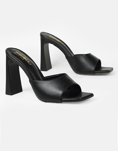 Εικόνα της Μονόχρωμα mules Ελληνικής κατασκευής σε καρέ γραμμή Μαύρο