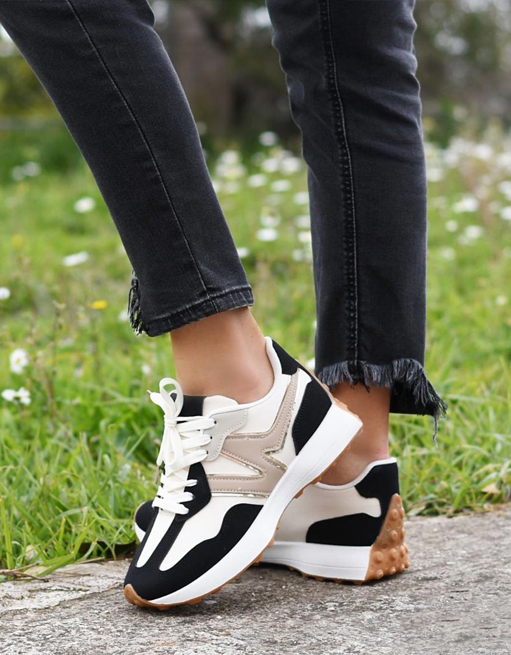 Εικόνα από Γυναικεία sneakers δίσολα με μοτίβο στο πλάι Μαύρο