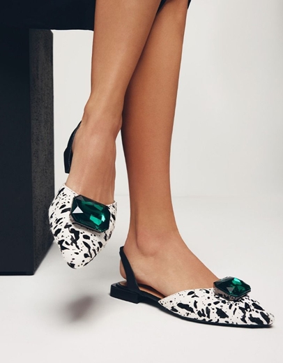 Εικόνα της Δερμάτινα γοβάκια open heel με διακοσμητική πέτρα Λευκό/Μαύρο