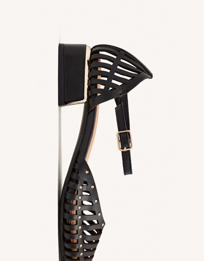 Εικόνα της Δερμάτινες γόβες με ανοίγματα και τρουκς Μαύρο