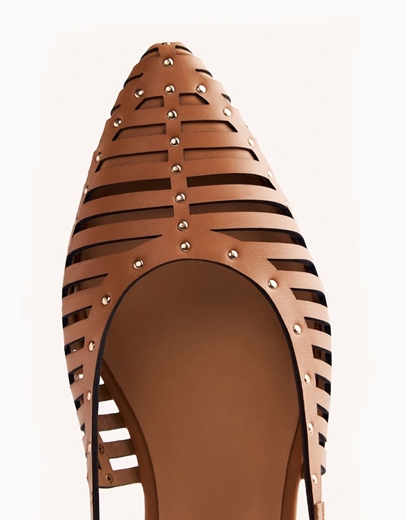 Εικόνα της Δερμάτινα γοβάκια open heel με διακοσμητική τρουκς Ταμπά