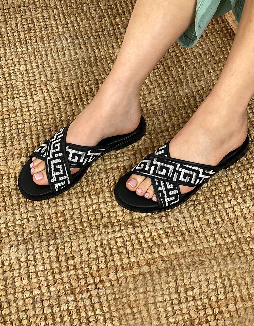 Εικόνα από Σανδάλια Ελληνικής κατασκευής χιαστί με  μοτίβο μαιάνδρου Μαύρο