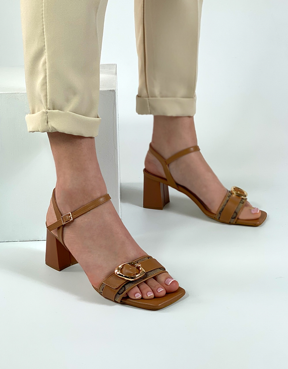 Εικόνα από Πεδίλα Ελληνικής κατασκευής με διακοσμητική αγκράφα Ταμπά