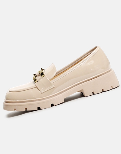 Εικόνα της Loafers λουστρίνι με διακοσμητική αγκράφα Μπεζ