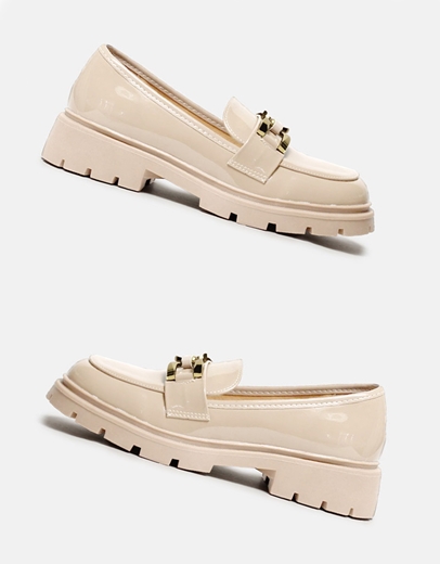 Εικόνα της Loafers λουστρίνι με διακοσμητική αγκράφα Μπεζ