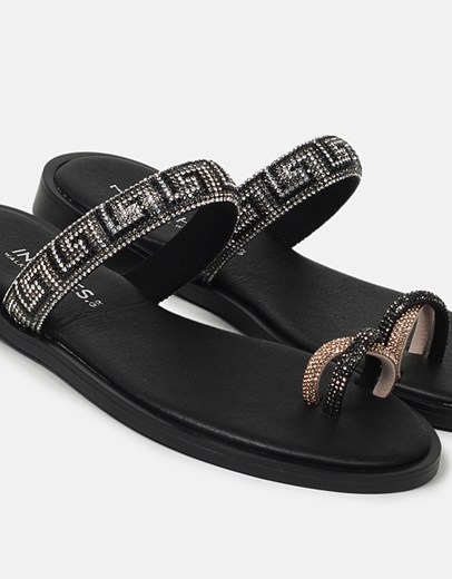 Εικόνα της Δερμάτινα σανδάλια Ελληνικής κατασκευής  με μαίανδρο από strass Μαύρο