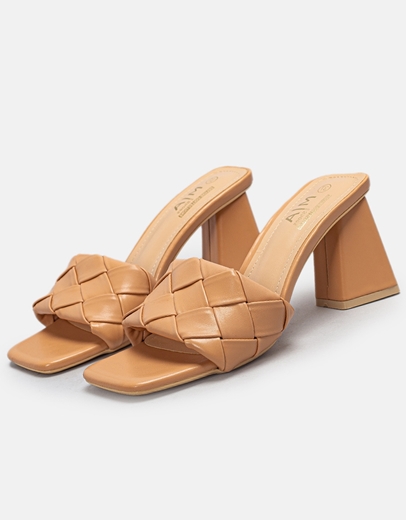 Εικόνα της Γυναικεία mules με καρέ σόλα και πλεκτή φάσα Μπεζ