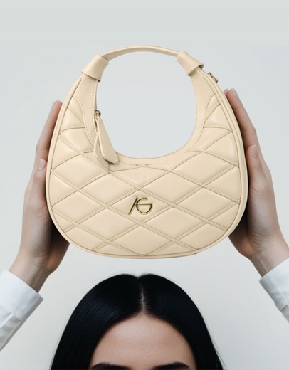 Εικόνα της Γυναικείο μονόχρωμο τσαντάκι χερός καπιτονέ Μπεζ