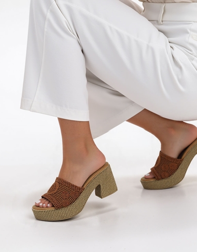 Εικόνα της Boho mules με σχέδιο πλέξης Ταμπά