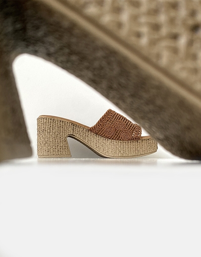 Εικόνα της Boho mules με σχέδιο πλέξης Ταμπά