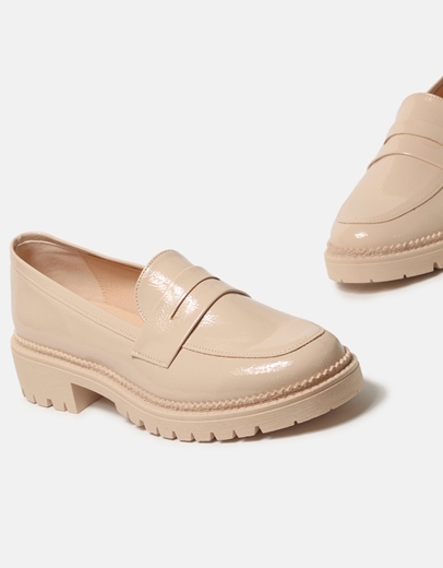 Εικόνα της Basic μονόχρωμα loafers Ελληνικής Κατασκευής με τρακτερωτή σόλα Nude