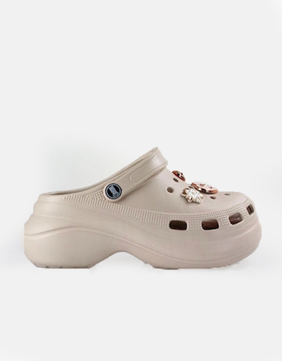 Εικόνα της Γυναικεία σαμπό με μεταλλικά διακοσμητικά στοιχεία Μπεζ