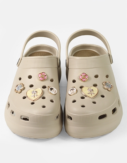 Εικόνα της Γυναικεία σαμπό με μεταλλικά διακοσμητικά στοιχεία Μπεζ