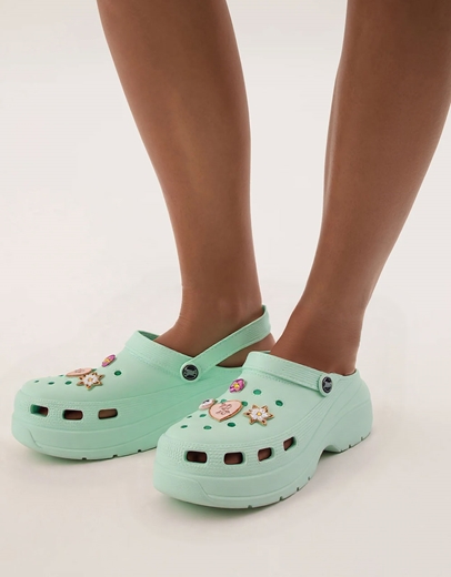 Εικόνα της Γυναικεία σαμπό με μεταλλικά διακοσμητικά στοιχεία Βεραμάν