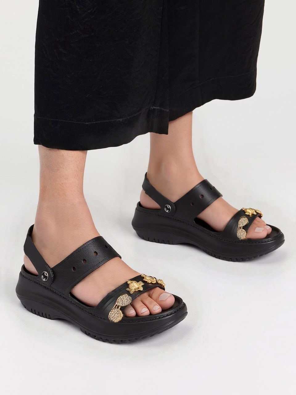 Εικόνα από Γυναικεία σαμπό με διπλή φάσα και διακοσμητικά Μαύρο