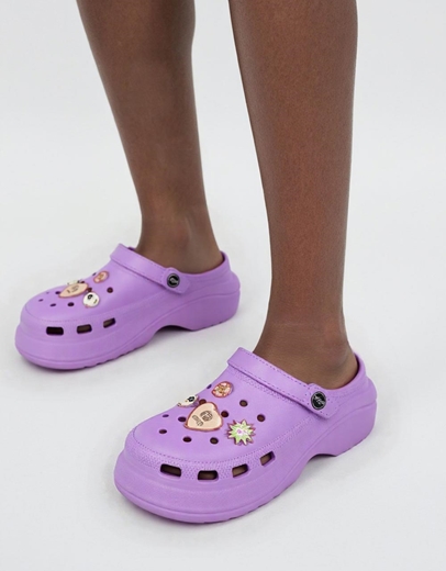 Εικόνα της Γυναικεία σαμπό με μεταλλικά διακοσμητικά στοιχεία Μωβ