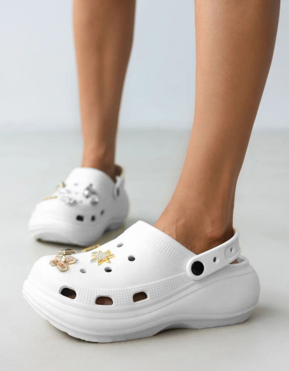 Εικόνα από Γυναικεία σαμπό με μεταλλικά διακοσμητικά στοιχεία Λευκό