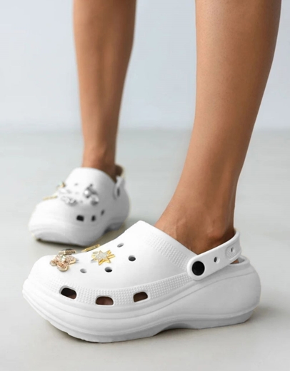 Εικόνα της Γυναικεία σαμπό με μεταλλικά διακοσμητικά στοιχεία Λευκό