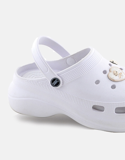 Εικόνα της Γυναικεία σαμπό με μεταλλικά διακοσμητικά στοιχεία Λευκό