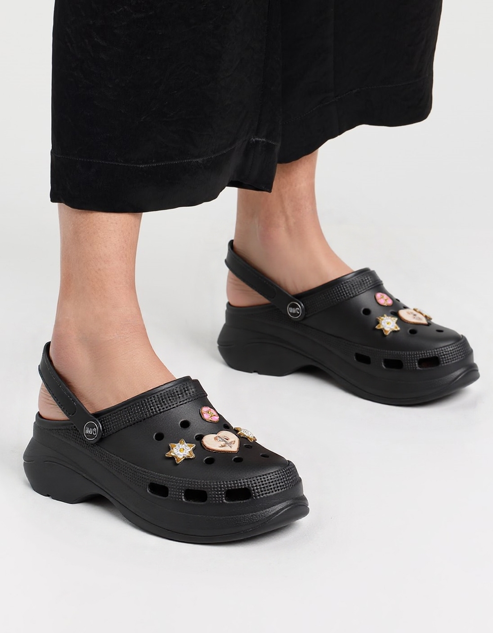 Εικόνα από Γυναικεία σαμπό με μεταλλικά διακοσμητικά στοιχεία Μαύρο