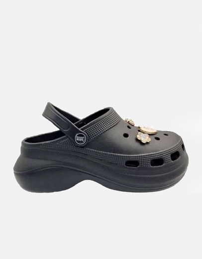 Εικόνα της Γυναικεία σαμπό με μεταλλικά διακοσμητικά στοιχεία Μαύρο