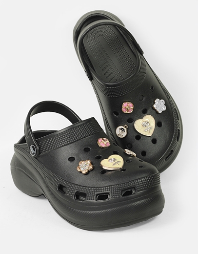 Εικόνα της Γυναικεία σαμπό με μεταλλικά διακοσμητικά στοιχεία Μαύρο