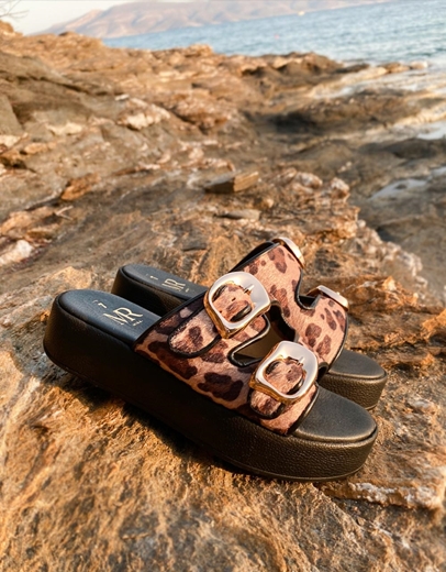 Εικόνα της Δερμάτινα flatforms Ελληνικής Κατασκευής με σχέδιο print Λεοπάρ