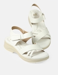 Εικόνα από Comfort γυναικεία σανδάλια δετά με λουράκι Λευκό