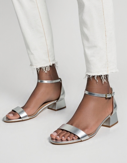 Εικόνα της Μονόχρωμα πεδίλα Ελληνικής κατασκευής με μπαρέτα Ασημί