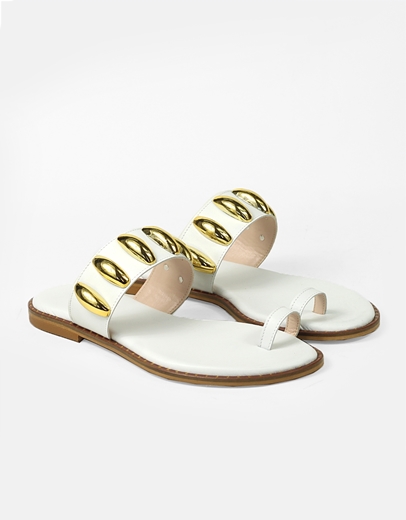 Εικόνα της Σανδάλια Ελληνικής κατασκευής με μεταλλικά διακοσμητικά και toe ring Λευκό
