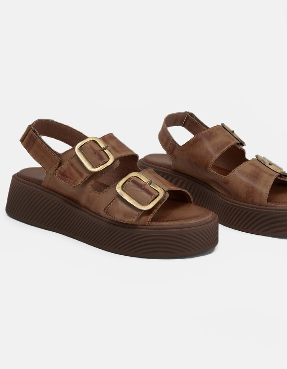 Εικόνα από Δερμάτινα flatforms Ελληνικής κατασκευής με μεταλλικούς τοκάδες Καφέ