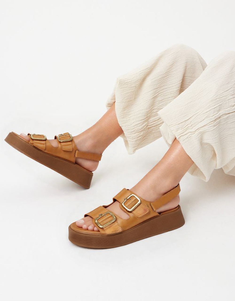 Εικόνα από Δερμάτινα flatforms Ελληνικής κατασκευής με μεταλλικούς τοκάδες Ταμπά