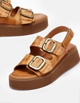 Εικόνα από Δερμάτινα σανδάλια flatforms με μεταλλικούς τοκάδες Ταμπά