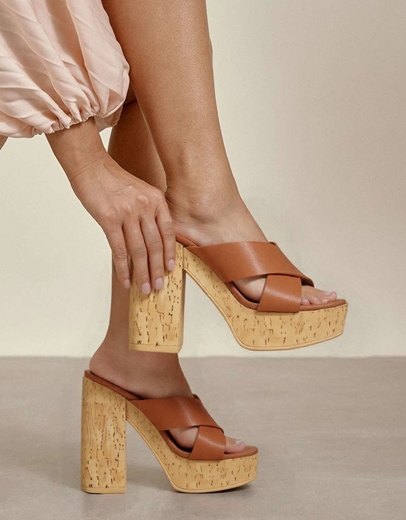 Εικόνα της Δερμάτινα mules με χιαστί σχέδιο Ταμπά