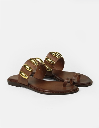 Εικόνα της Σανδάλια Ελληνικής κατασκευής με μεταλλικά διακοσμητικά και toe ring Καφέ