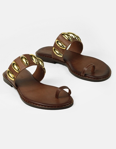 Εικόνα της Σανδάλια Ελληνικής κατασκευής με μεταλλικά διακοσμητικά και toe ring Καφέ