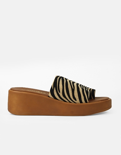 Εικόνα της Δερμάτινα σανδάλια με φαρδιά φάσα Ελληνικής κατασκευής Ζέμπρα