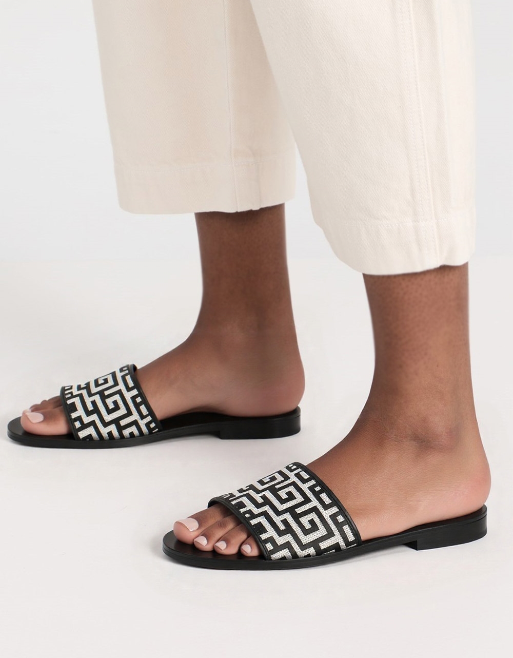 Εικόνα από Σανδάλια flat Ελληνικής κατασκευής με μοτίβο μαιάνδρου Μαύρο