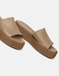 Εικόνα από Δερμάτινα σανδάλια flatforms με φαρδιά φάσα Μπεζ
