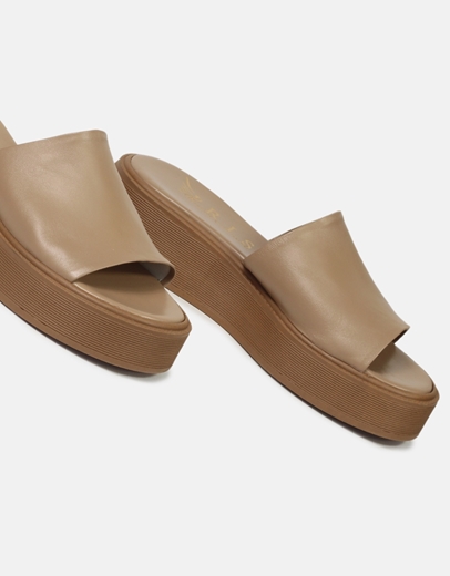 Εικόνα της Δερμάτινα flatforms Ελληνικής Κατασκευής με φαρδιά φάσα Μπεζ