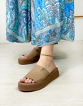Εικόνα από Δερμάτινα σανδάλια flatforms με φαρδιά φάσα Μπεζ