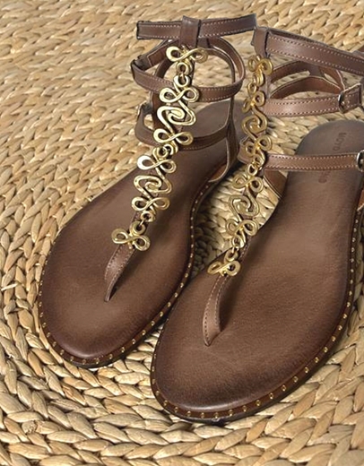 Εικόνα της Δερμάτινα φλατ σανδάλια Ελληνικής Κατασκευής με μεταλλικό στοιχείο Καφέ