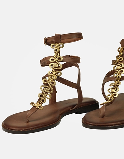Εικόνα της Δερμάτινα φλατ σανδάλια Ελληνικής Κατασκευής με μεταλλικό στοιχείο Καφέ
