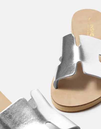 Εικόνα της Δερμάτινα σανδάλια Ελληνικής κατασκευής με φάσα και ανοίγματα Ασημί