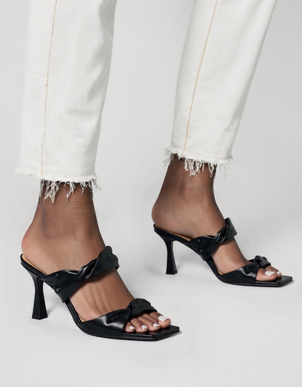 Εικόνα από Γυναικεία mules με διπλή puffy φάσα Μαύρο